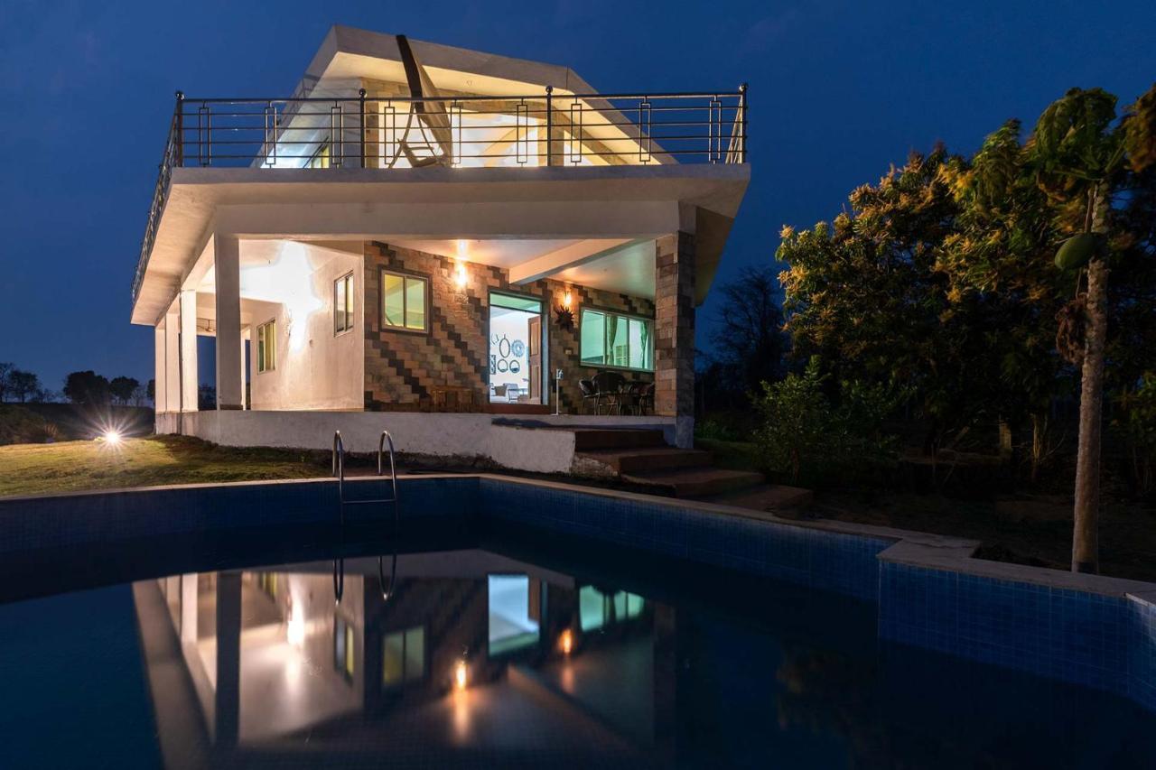 Aqua & Sage By Stayvista - Riverside Villa With Pool & Terrace 카르자트 외부 사진
